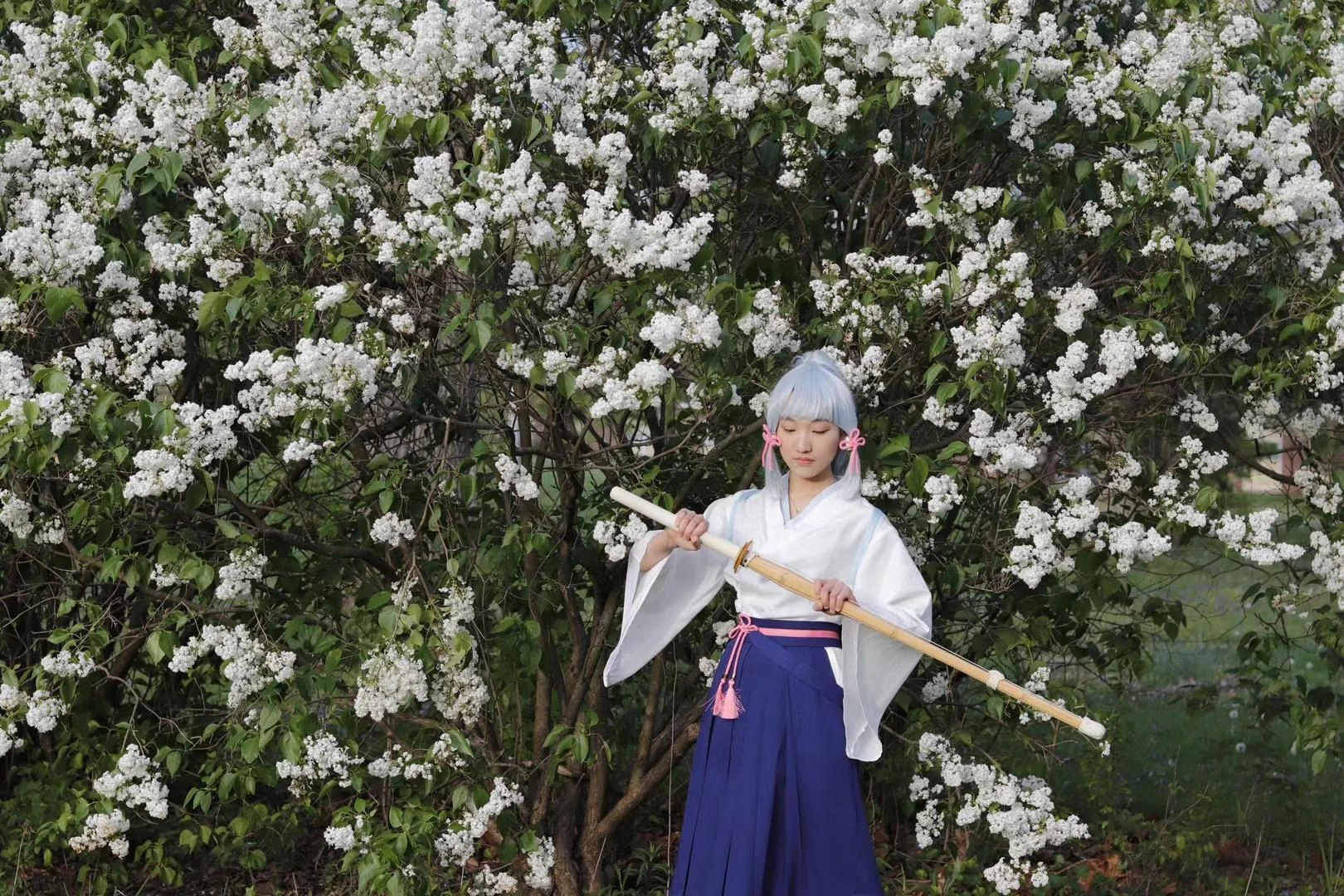 修图前:花树下的 Cosplay 人像